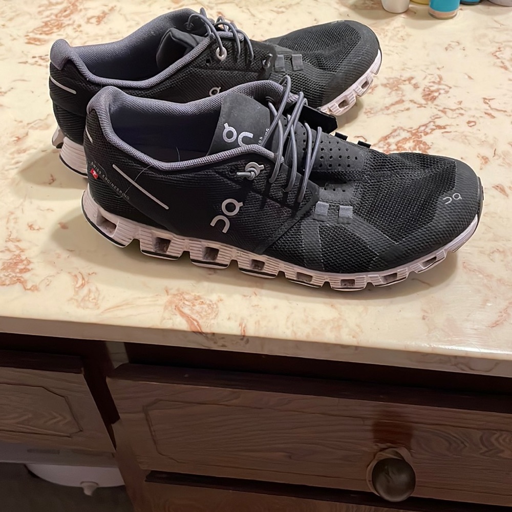 On Cloud Classic women size 9 shoes worn 3 times! Black